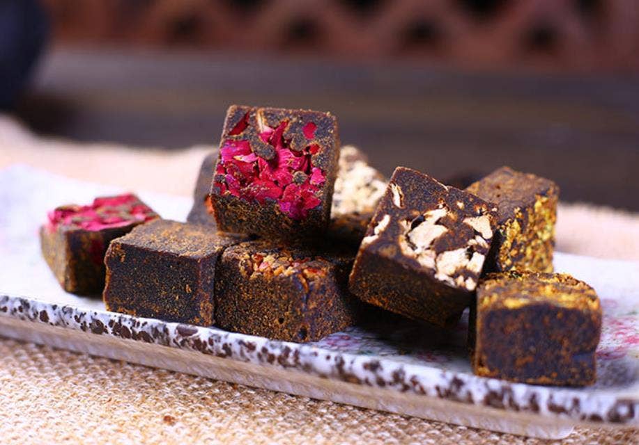 Red Date &amp; Ginger Premium Brown Sugar Cubes w/ Flowers &amp; Fruit Bundle